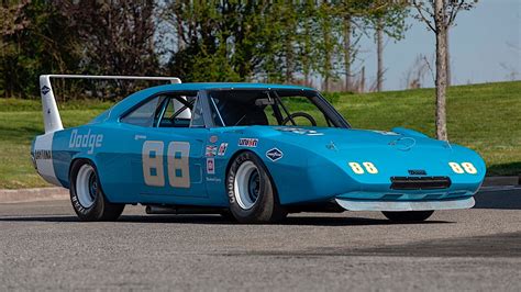 This 1969 Dodge Charger Daytona Was First to Hit 200 MPH on a Closed ...