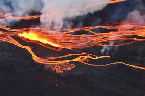 Here’s the science behind Mauna Loa’s ongoing volcanic eruption | PBS News