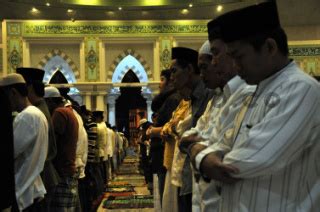 umat islam beribadah di masjid raya makassar - DATATEMPO