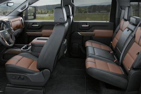 What's on the interior of the 2020 Chevy Silverado 2500 HD?