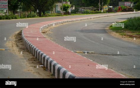 Road divider -Fotos und -Bildmaterial in hoher Auflösung – Alamy