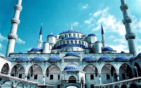 İstanbul's Blue Mosque Is Now Completely Blue