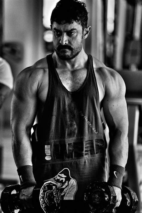 Aamir Khan unveils ripped look for Dangal | DESIblitz