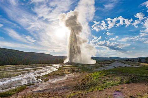 Old Faithful Geyser - WorldAtlas