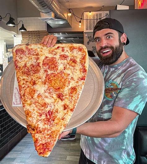 Bandit Hits New York Pizzeria With Largest Slice in the World