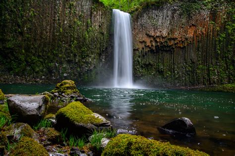 Download Moss Cliff Nature Green Waterfall 4k Ultra HD Wallpaper