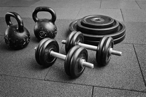 Dumbbells Vs. Kettlebells - What Is Best For Your Home Gym? | HomeGymBoss