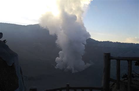 Indonesia's Mount Tangkuban Perahu volcano erupts as tourists flee 600 ...