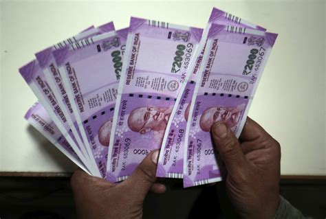 Canadians Stuck With Worthless Cash After India Cancels Rupee Notes