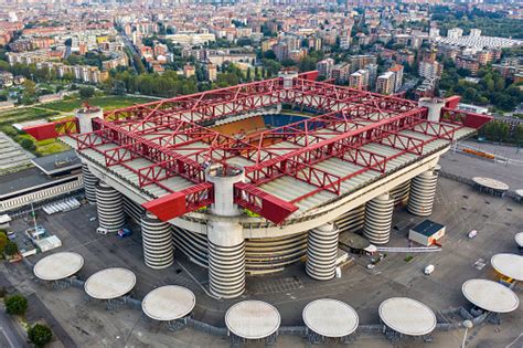 Milanodaki San Siro Stadyumu Stok Fotoğraflar & Giuseppe Meazza ...