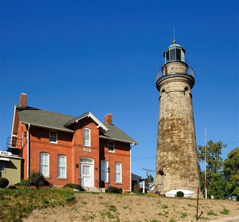 Fairport Harbor OH ... The Fairport Harbor Lighthouse was built in 1871 ...