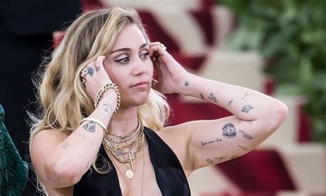 Miley Cyrus debuts a new tattoo signed by Doctor Woo - Tattoo Now