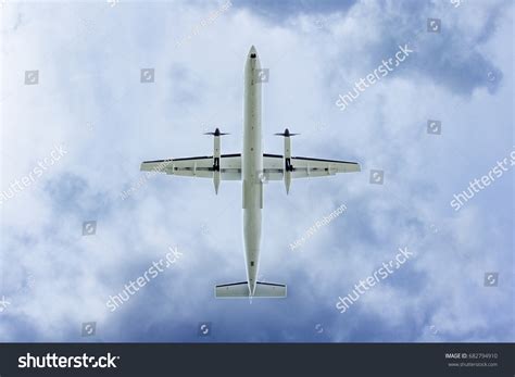 822 Bombardier dash 8 q400 Images, Stock Photos & Vectors | Shutterstock