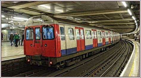 London Underground Circle Line train. London Tube, Old London, Vintage ...