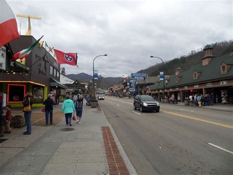 Downtown Gatlinburg Tennessee | Gatlinburg tennessee, Gatlinburg, Vacation