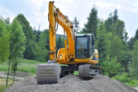 Excavator vs. Backhoe: What Are the Differences? - Handyman's World