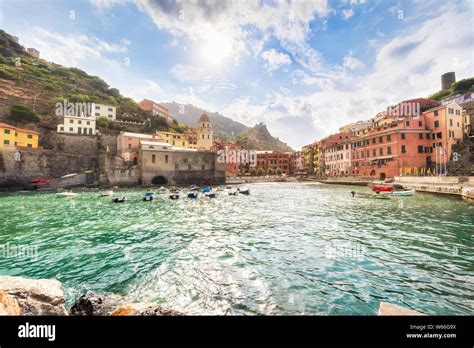 Panorama of sunny Vernazza beach in summer Stock Photo - Alamy