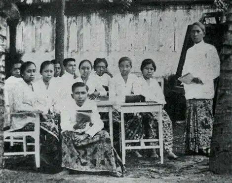 Ki Hadjar Dewantara in de Taman-Siswa Kweekschool . 1928 Dutch East ...