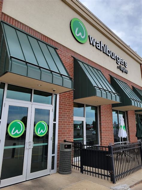 Wahlburgers @ Hy-Vee - Peoria, IL 61615, Reviews, Hours & Contact