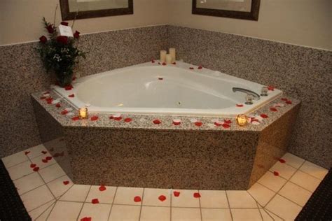 27 Romantic Hotels with Jacuzzi in room NC: Top Honeymoon Suites