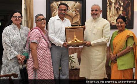 PM Modi Hands Over Bangladesh War Honour to Atal Bihari Vajpayee 's Family