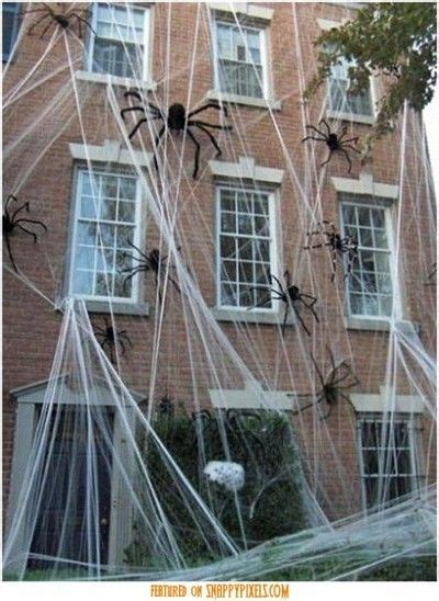 Spider infestation house decoration Spooky Halloween, Entree Halloween ...