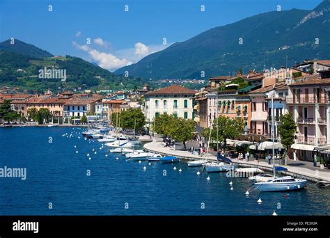 Seepromenade und Hafen von Salò, Gardasee, Lombardei, Provinz Brescia ...