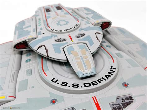 REVIEW: Eaglemoss XL — USS DEFIANT NX-74205 Model • TrekCore.com