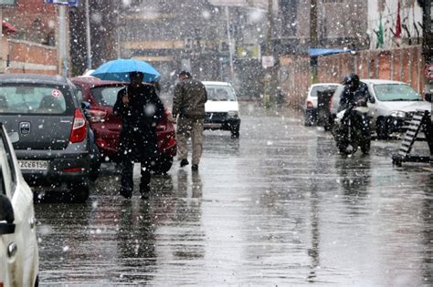 Srinagar: Snowfall