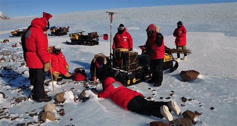 Hot on the trail of Antarctic meteorites