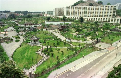 Kowloon Walled City in Hong Kong was 119 times as dense as NYC ...