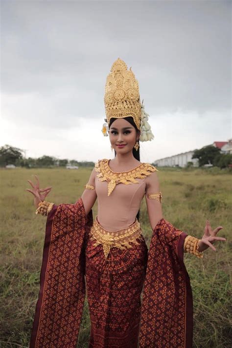 Khmer national costume | Cambodian wedding dress, Traditional outfits ...