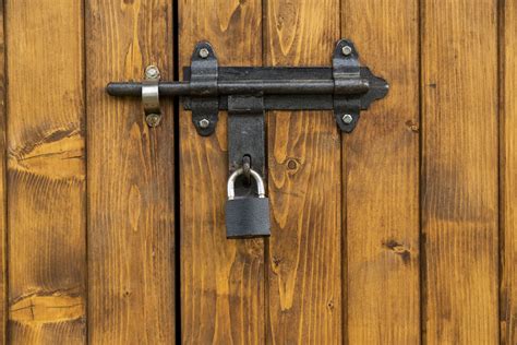 Vinyl Fence Gate Locks: Best Tips To Know While Shopping