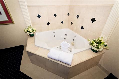 27 Romantic Hotels with Jacuzzi in room NC: Top Honeymoon Suites