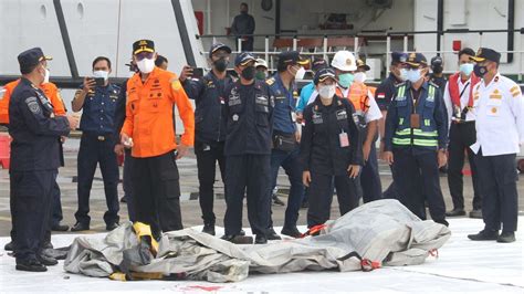 Sriwijaya Air Flight 182 crash: Rescuers find body parts, debris ...