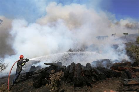 Cape Town fire 'largely contained'