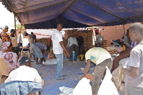 Measuring out food supplies in Bamako, Mali | Over 380,000 m… | Flickr