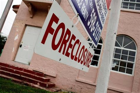 Foreclosures On The Decline | WLRN