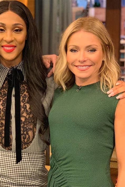 Kelly Ripa Live with Kelly and Ryan June 6, 2019 – Star Style