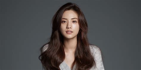 Singer/actress Nana renews her contract with Pledis Entertainment for ...