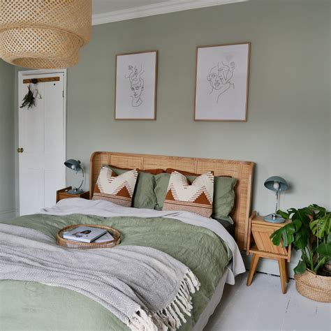 Idées de chambre Boho | Green bedroom walls, Sage green bedroom ...