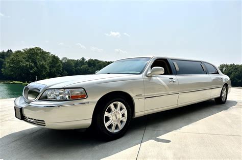 No Reserve: 9k-Mile 2006 Lincoln Town Car Limousine for sale on BaT ...