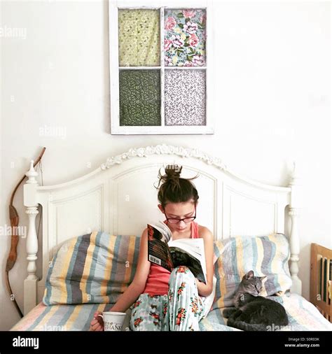 Little girl reading Stock Photo - Alamy