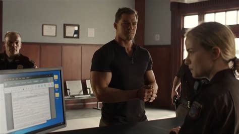 'Jack Reacher': Watch Alan Ritchson Punch Bad Guys With Actual Giant ...