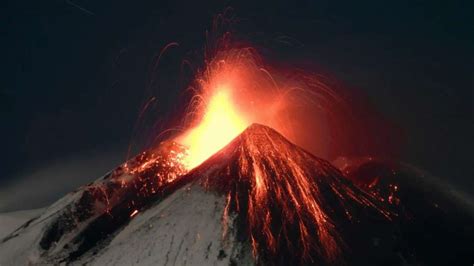 Spectacular pictures: Mount Etna erupts – volcano fountain reaches 6000 ...