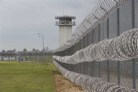 U.S. federal prisons locked down after 2 inmates shot dead in Texas - P ...