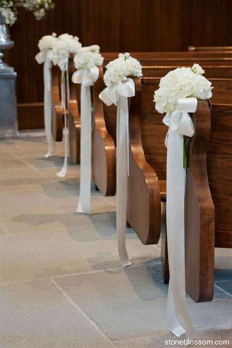 Flores brancas para a decoração da igreja | Wedding pew decorations ...