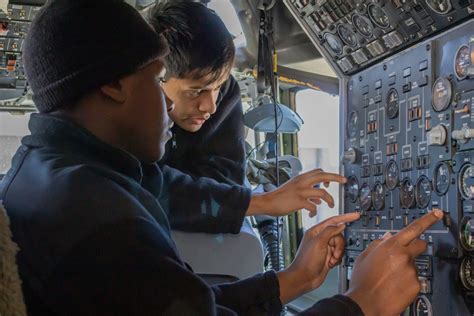 DVIDS - Images - Sailors prepare E-6B Mercury for flight [Image 2 of 2]