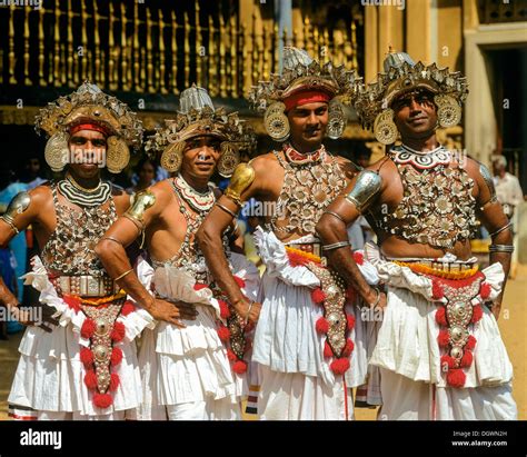 Kandyan dancers in traditional costumes, Kandy, Zentralprovinz, Sri ...