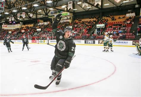 Saskatchewan Huskies hockey teams playing for bronze - Saskatoon ...